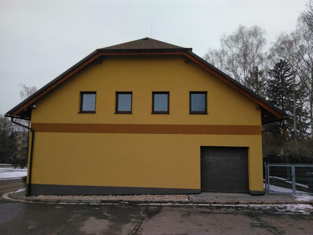 Отель Vinoteka "U Kozu" Нове-Место-над-Метуйи Экстерьер фото