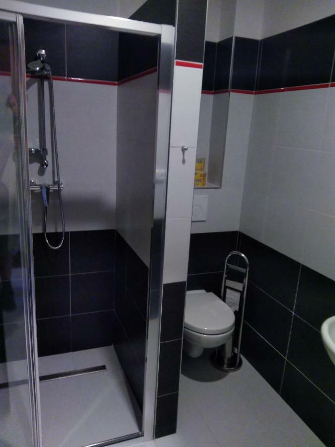 Отель Vinoteka "U Kozu" Нове-Место-над-Метуйи Экстерьер фото